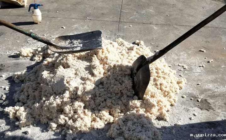 工人师傅增加竹屑纤维含水率 .jpg 工人师傅增加竹屑纤维含水率 .jpg