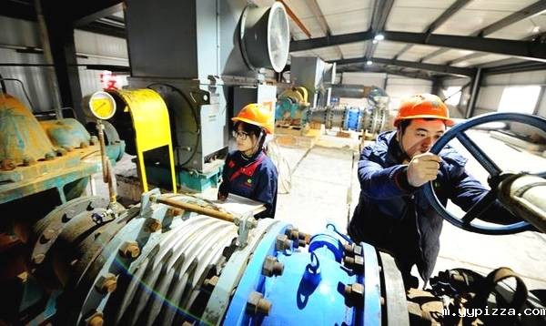 大城县生物质发电公司工作人员在查看供暖循环泵工作情况 大城县生物质发电公司工作人员在查看供暖循环泵工作情况