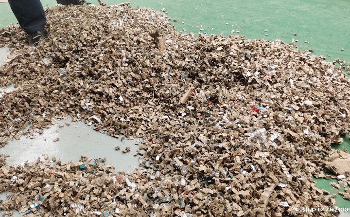 硬纸壳撕碎后的样子