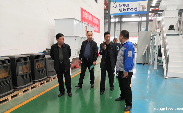 考察组一行实地参观了华体汇官网app入口颗粒机展厅 考察组一行实地参观了华体汇官网app入口颗粒机展厅