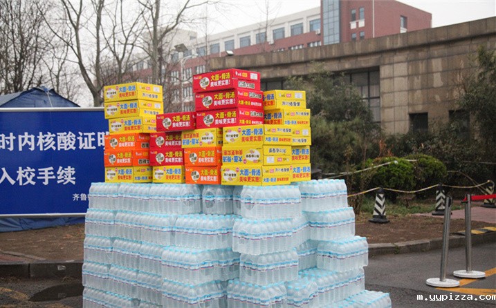 2月25日，hth中国派代表来到齐鲁师范学院捐赠防疫物资，保障校园防疫物品备足备齐，助力学校的疫情防控工作。