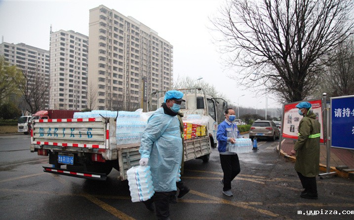 2月25日，hth中国派代表来到齐鲁师范学院捐赠防疫物资，保障校园防疫物品备足备齐，助力学校的疫情防控工作。