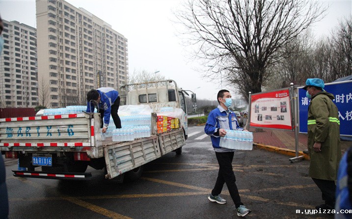 2月25日，hth中国派代表来到齐鲁师范学院捐赠防疫物资，保障校园防疫物品备足备齐，助力学校的疫情防控工作。