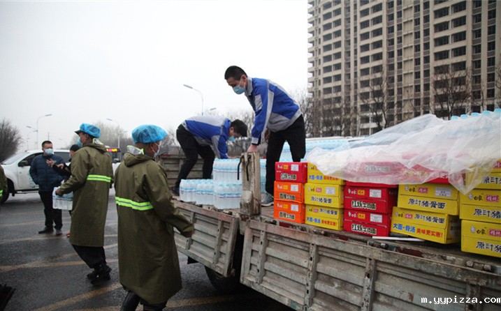 2月25日，hth中国派代表来到齐鲁师范学院捐赠防疫物资，保障校园防疫物品备足备齐，助力学校的疫情防控工作。