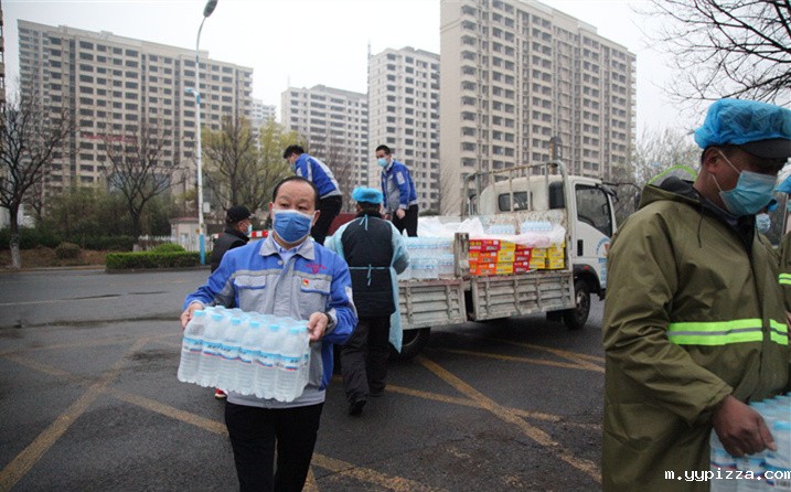 2月25日，hth中国派代表来到齐鲁师范学院捐赠防疫物资，保障校园防疫物品备足备齐，助力学校的疫情防控工作。