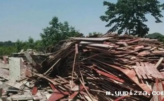 模板拆迁料木托盘用锯末颗粒机这样处理省时省力又赚钱！